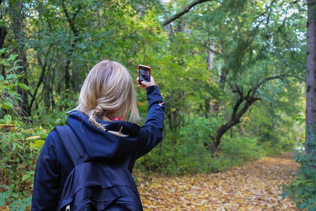 smartphone nelle.mani di una ragazzina