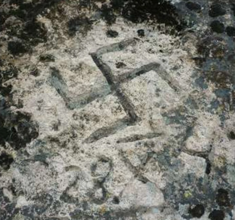 Pozzo di Khara-Hora svastica