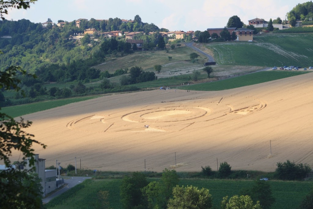 cerchio nel grano Robella d'Asti dalla collina difronte